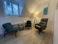 Einblick in Praxisraum für Hypnosetherapie in Bern. Heller Raum mit Sesseln hilft sich sofort Wohl zu fühlen.